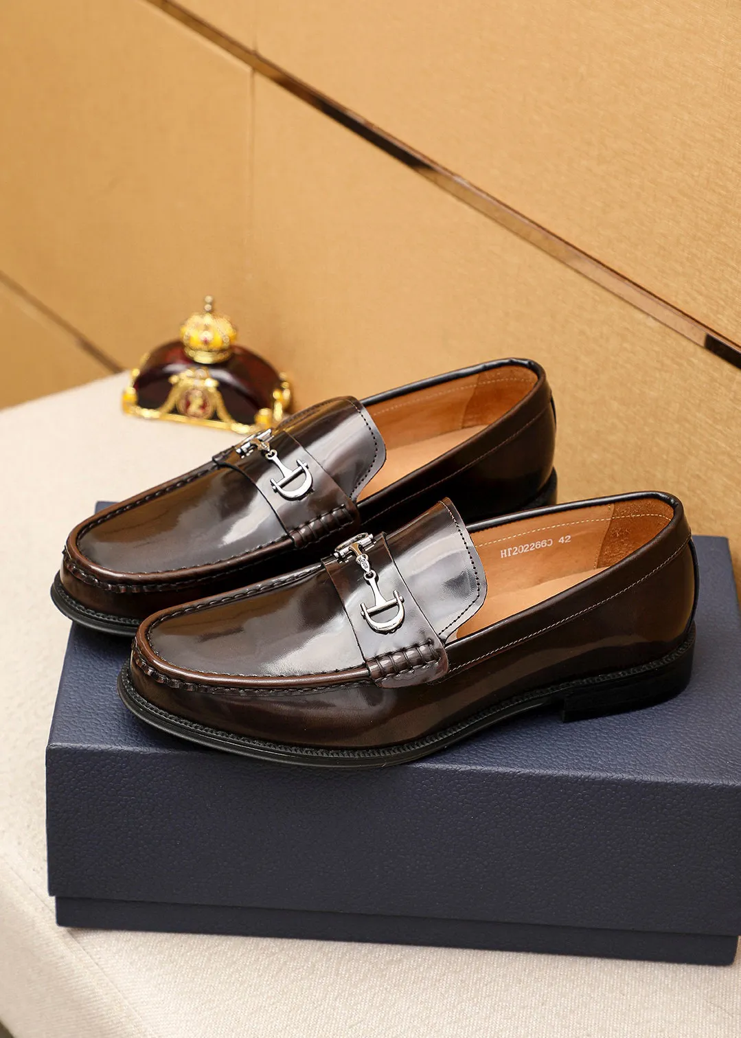 Men's shoes 💰480 💐 Product trademark: Dior "Dior" casual leather shoes Regular size: 39-44 (45🉑️customized) Product materials: Selected Italian imported first-layer open-edge beaded cowhide leather upper + luxury hardware buckle, imported water-dyed 🐂 cowhide lining. Strong three-dimensional visual effect, original outsole color: 1⃣️color optional